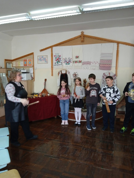 Музейно-тематическое занятие «Русские народные музыкальные инструменты».